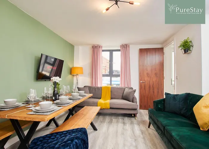 Stylish 5-bedroom Retreat Sleeps 9 By Purestay *