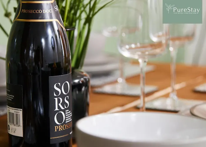 Stylish 5-bedroom Retreat Sleeps 9 By Purestay 펜션 맨체스터