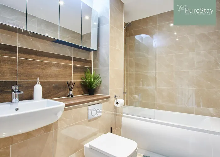 Stylish 5-bedroom Retreat Sleeps 9 By Purestay 맨체스터