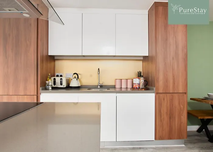 Stylish 5-bedroom Retreat Sleeps 9 By Purestay Manchester