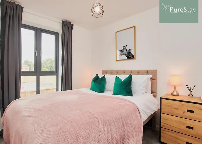 Stylish 5-bedroom Retreat Sleeps 9 By Purestay * Manchester