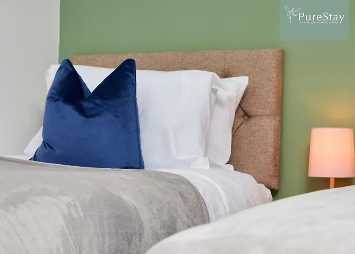 Ferienhaus Stylish 5-bedroom Retreat Sleeps 9 By Purestay