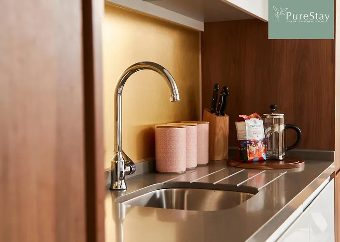 Stylish 5-bedroom Retreat Sleeps 9 By Purestay *