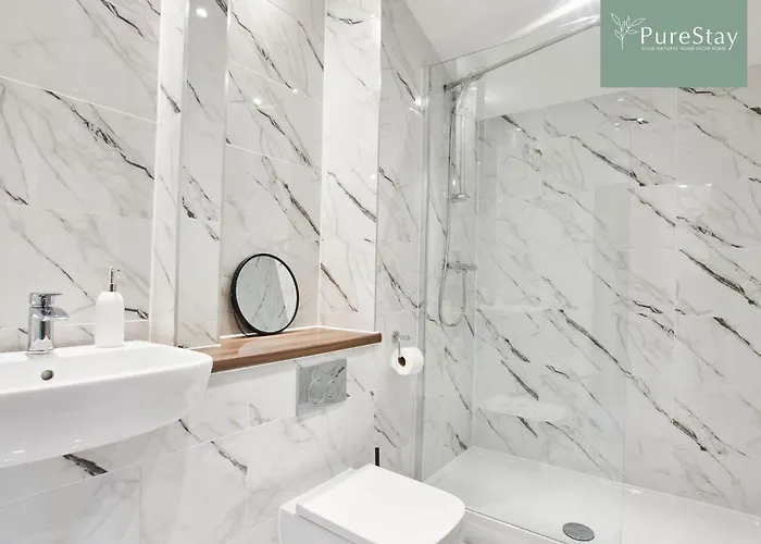 Stylish 5-bedroom Retreat Sleeps 9 By Purestay Prázdninový dům