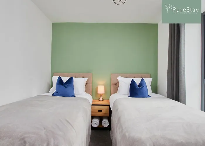 Stylish 5-bedroom Retreat Sleeps 9 By Purestay Manchester