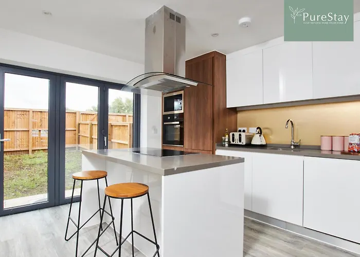 Stylish 5-bedroom Retreat Sleeps 9 By Purestay Ferienhaus