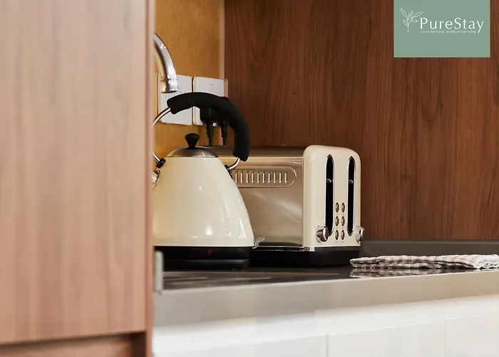 Luxury 5-bedroom House Sleeps 9 With Private Garden By Purestay Casa vacanze Manchester