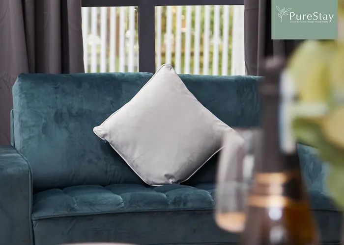 Дом отдыха Luxury 5-bedroom House Sleeps 9 With Private Garden By Purestay *