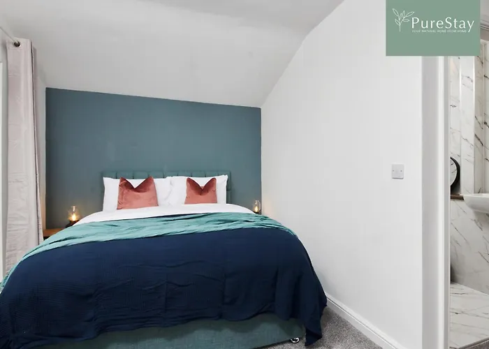 Luxury 5-bedroom House Sleeps 9 With Private Garden By Purestay * Manchester