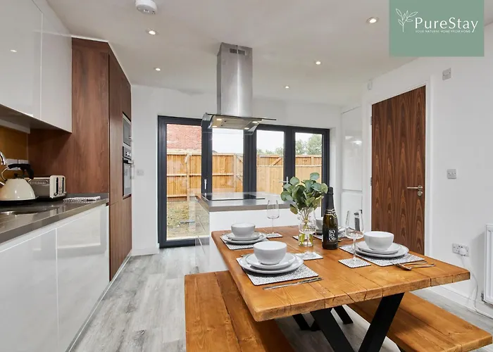 Luxury 5-bedroom House Sleeps 9 With Private Garden By Purestay Manchester