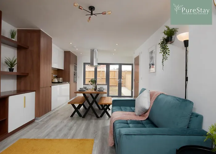 Luxury 5-bedroom House Sleeps 9 With Private Garden By Purestay *