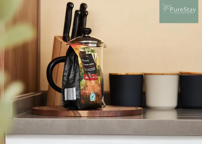 Luxury 5-bedroom House Sleeps 9 With Private Garden By Purestay Дом отдыха