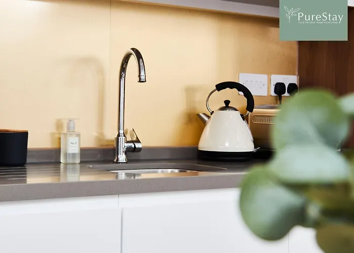 Luxury 5-bedroom House Sleeps 9 With Private Garden By Purestay *