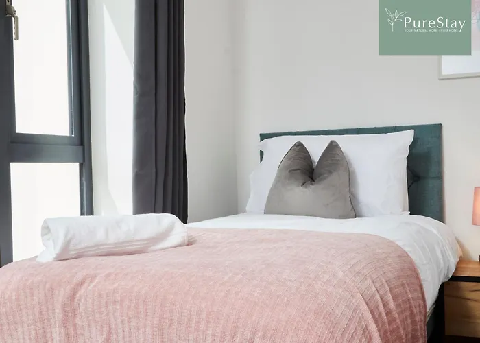 Luxury 5-bedroom House Sleeps 9 With Private Garden By Purestay Casa vacanze Manchester