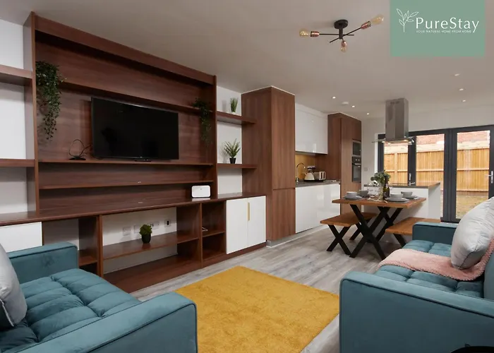 Luxury 5-bedroom House Sleeps 9 With Private Garden By Purestay Дом отдыха