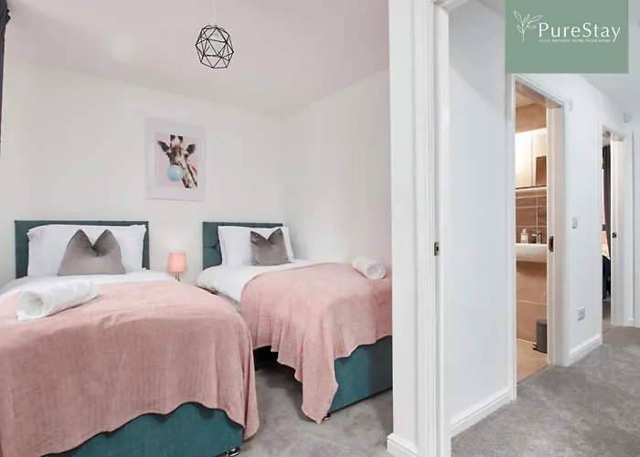 Luxury 5-bedroom House Sleeps 9 With Private Garden By Purestay *