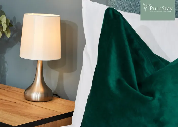 Luxury 5-bedroom House Sleeps 9 With Private Garden By Purestay Дом отдыха