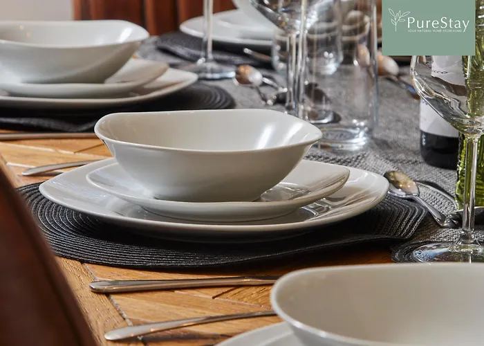 Fabulous House - 5 Beds Sleeps 8 - Free Parking - By Purestay