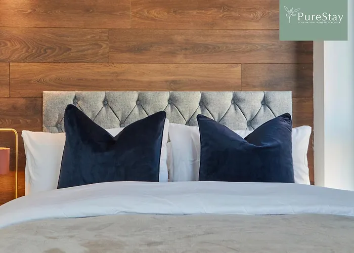 Dom wakacyjny Fabulous House - 5 Beds Sleeps 8 - Free Parking - By Purestay