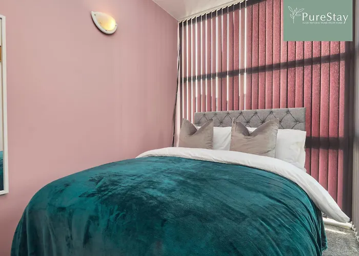 Fabulous House - 5 Beds Sleeps 8 - Free Parking - By Purestay *