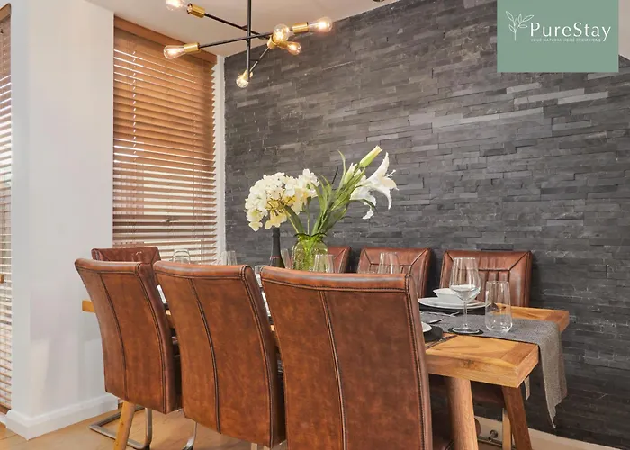 Dom wakacyjny Fabulous House - 5 Beds Sleeps 8 - Free Parking - By Purestay *