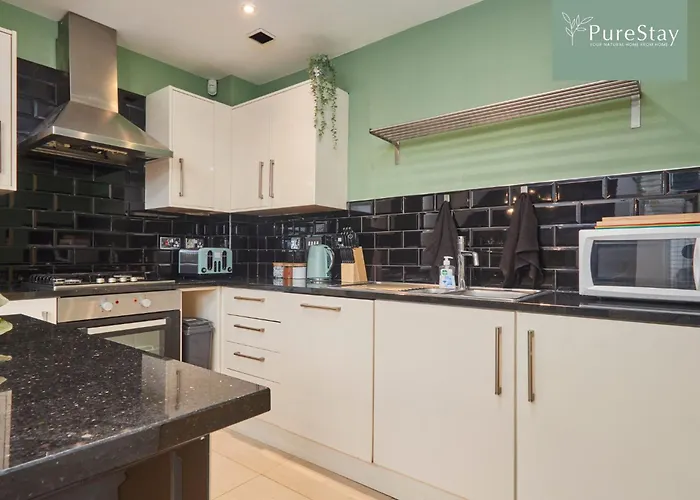 펜션 Fabulous House - 5 Beds Sleeps 8 - Free Parking - By Purestay