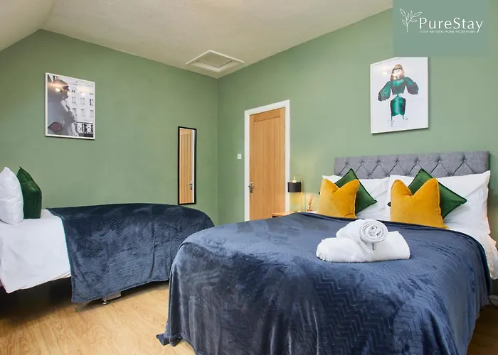 Сasa de vacaciones Big Contractor House With 6 Beds & Free Parking By Purestay - 7 Night Min!