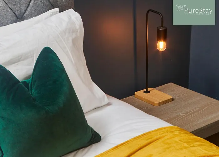 Big Contractor House With 6 Beds & Free Parking By Purestay - 7 Night Min! Сasa de vacaciones *