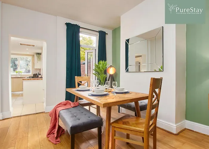 Сasa de vacaciones Big Contractor House With 6 Beds & Free Parking By Purestay - 7 Night Min!