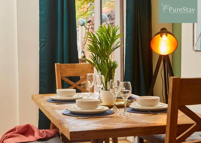 Big Contractor House With 6 Beds & Free Parking By Purestay - 7 Night Min! Сasa de vacaciones