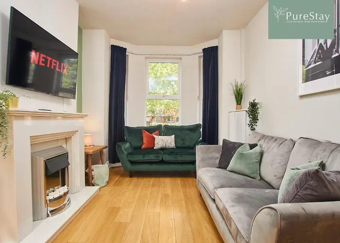 Big Contractor House With 6 Beds & Free Parking By Purestay - 7 Night Min! Сasa de vacaciones *