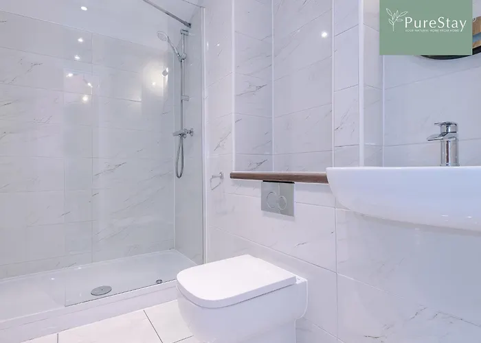 Modern 5 Bedroom House In By Purestay - Short With Service & Free Parking *