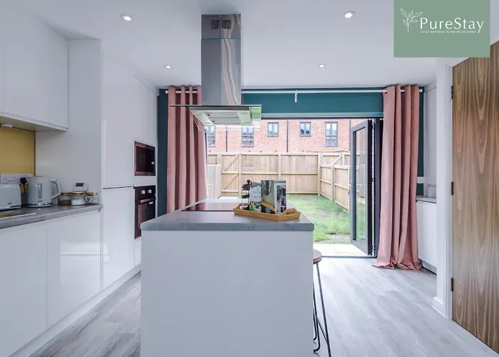 Modern 5 Bedroom House In By Purestay - Short With Service & Free Parking * Manchester