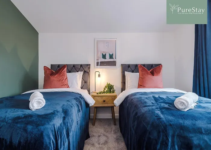 Modern 5 Bedroom House In By Purestay - Short With Service & Free Parking *