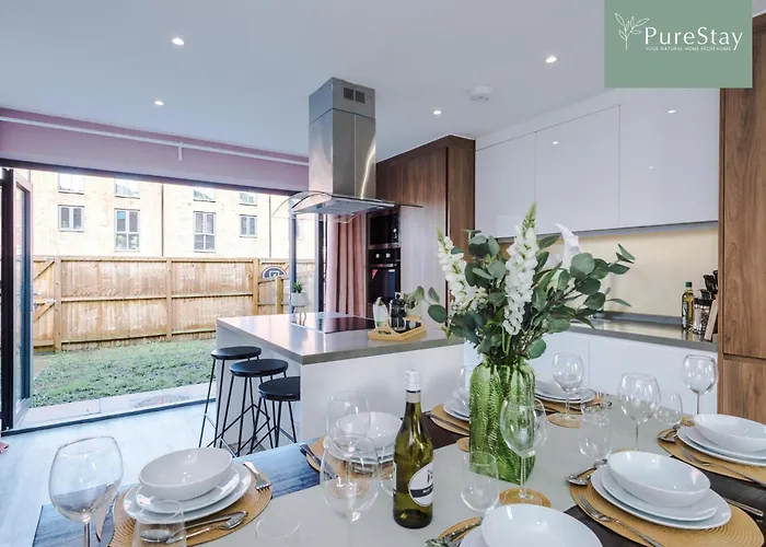 Semesterbostad Spacious 5-bedroom Contractor House Sleeps 7 With Parking By Purestay *