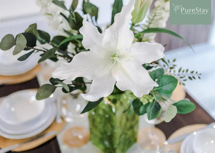 Spacious 5-bedroom Contractor House Sleeps 7 With Parking By Purestay *