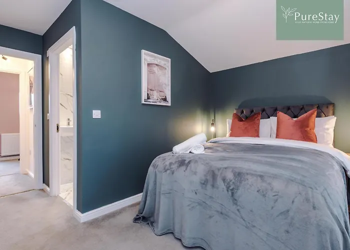 Spacious 5-bedroom Contractor House Sleeps 7 With Parking By Purestay Semesterbostad *