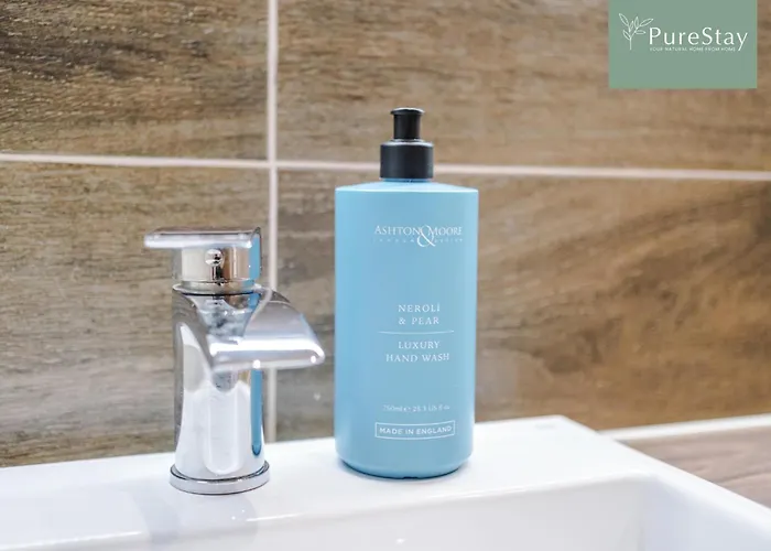 Semesterbostad Spacious 5-bedroom Contractor House Sleeps 7 With Parking By Purestay Manchester