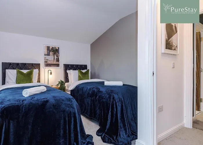 Spacious 5-bedroom Contractor House Sleeps 7 With Parking By Purestay Semesterbostad