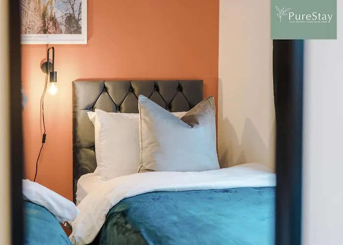 Сasa de vacaciones Spacious 5-bedroom Contractor House Sleeps 7 With Parking By Purestay *