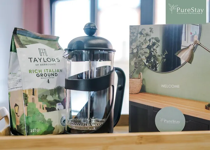 Spacious 5-bedroom Contractor House Sleeps 7 With Parking By Purestay Semesterbostad *