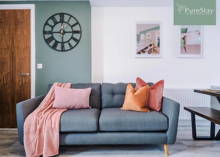 Spacious 5-bedroom Contractor House Sleeps 7 With Parking By Purestay Semesterbostad Manchester