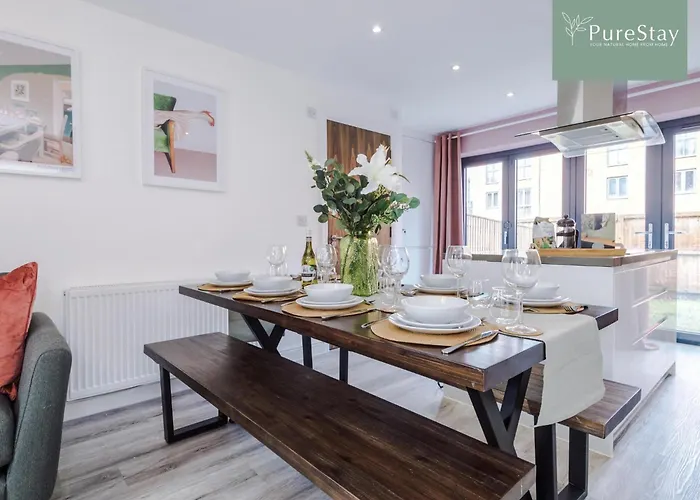 Spacious 5-bedroom Contractor House Sleeps 7 With Parking By Purestay Сasa de vacaciones