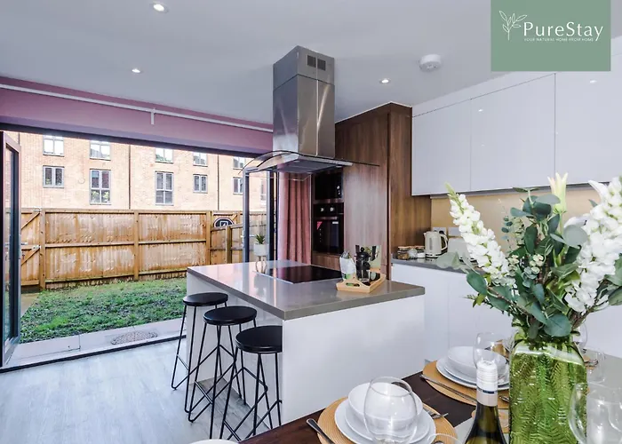 Сasa de vacaciones Spacious 5-bedroom Contractor House Sleeps 7 With Parking By Purestay *