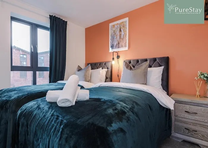 Spacious 5-bedroom Contractor House Sleeps 7 With Parking By Purestay Mánchester