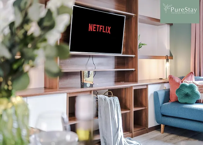 Semesterbostad Spacious 5-bedroom Contractor House Sleeps 7 With Parking By Purestay Manchester