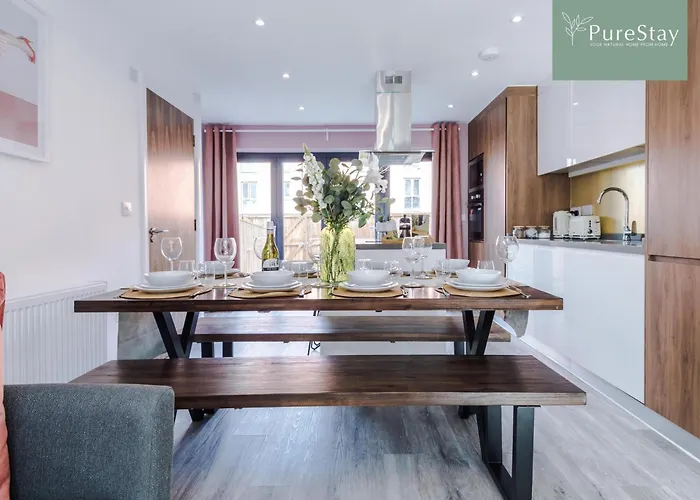 Spacious 5-bedroom Contractor House Sleeps 7 With Parking By Purestay