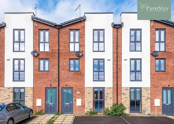 Spacious 5-bedroom Contractor House Sleeps 7 With Parking By Purestay *