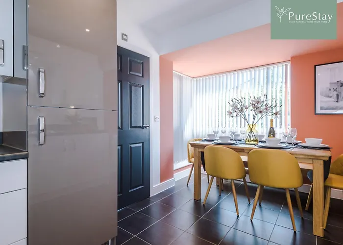 Stunning House In For Business & Leisure - Wi-fi & Parking By Purestay Serviced Villa *