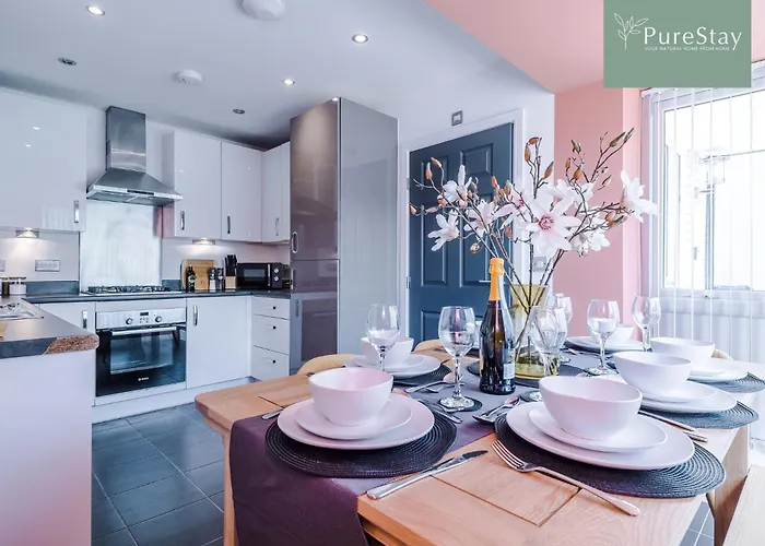 Stunning House In For Business & Leisure - Wi-fi & Parking By Purestay Serviced